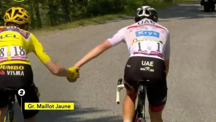 Vingegaard vola sui Pirenei, ma con sportività.